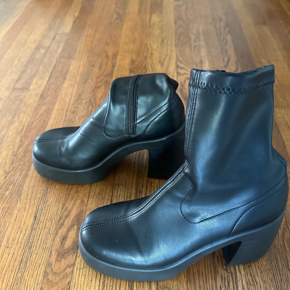 Steve Madden - Black Vegan Leather boots with platform heel